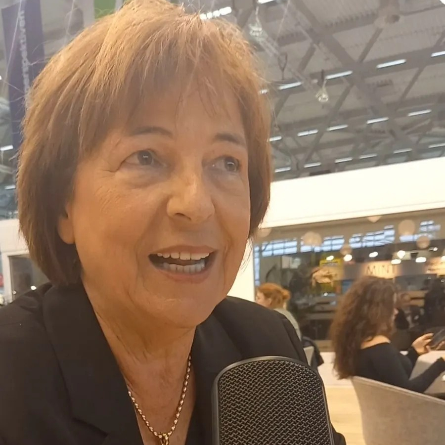 Frau Schmidt beim Interview am didacta Messestand